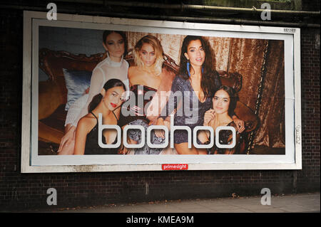 Ein Werbeplakat für boohoo der Online Shop im East Finchley, London Stockfoto
