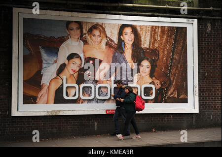 Ein Werbeplakat für boohoo der Online Shop im East Finchley, London Stockfoto