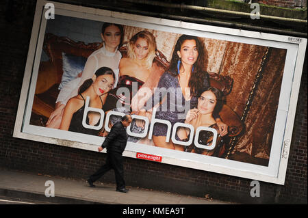 Ein Werbeplakat für boohoo der Online Shop im East Finchley, London Stockfoto