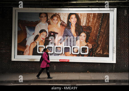 Ein Werbeplakat für boohoo der Online Shop im East Finchley, London Stockfoto