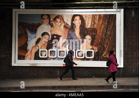 Ein Werbeplakat für boohoo der Online Shop im East Finchley, London Stockfoto