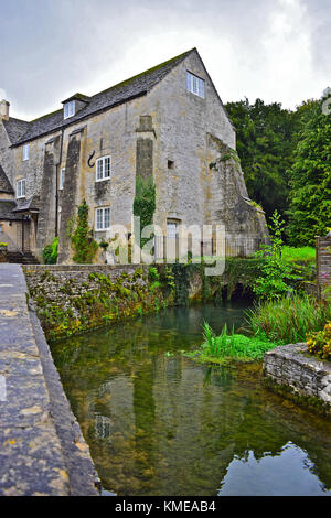 Das 17. Jahrhundert Arlington Mühle im malerischen Cotswold Village von Bibury, England. Dies war vorher ein Museum ist aber jetzt ein privater Wohnsitz. Stockfoto