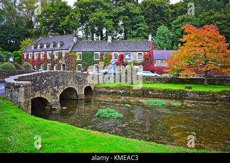 Das Swan Hotel in Bibury, einem malerischen Cotswold Village. Die Steinerne Brücke überquert den Fluss Coln. Stockfoto