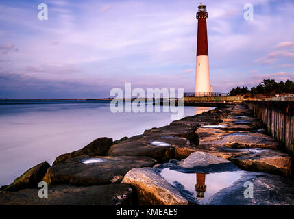 Schönen Abend Himmel über dem Barnegat Leuchtturm in New Jersey. Lange Belichtung Hintergrund Stockfoto