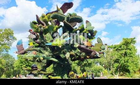 MOSAICULTURES INTERNATIONAL 2013 MONTREAL, Kanada, Juli 30 2013 : Ausstellung 'The Bird Tree'. Stockfoto