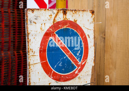 Vintage Road Traffic sign. im Alter von Rusty Grunge keine Parkplätze. Stockfoto