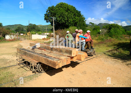 Kubanische Arbeiter, die ausziehen, um neue Eisenbahnschwellen anzubauen Bahngleise von Trinidad nach Valle de los Ingenios Stockfoto