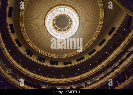 Interieur der Wiener Staatsoper. Die Wiener Staatsoper produziert 50-70 Opern und Ballette in rund 300 Aufführungen pro Jahr. Wien, Österreich, Europa Stockfoto