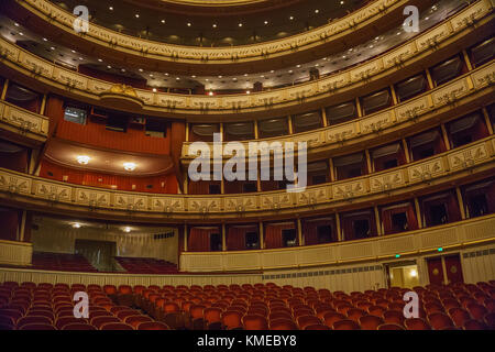 Interieur der Wiener Staatsoper. Die Wiener Staatsoper produziert 50-70 Opern und Ballette in rund 300 Aufführungen pro Jahr. Wien, Österreich, Europa Stockfoto