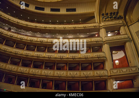Interieur der Wiener Staatsoper. Die Wiener Staatsoper produziert 50-70 Opern und Ballette in rund 300 Aufführungen pro Jahr. Wien, Österreich, Europa Stockfoto