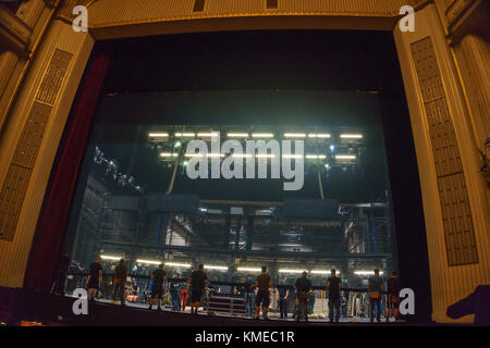 Backstage und Interieur der Wiener Staatsoper. Proben und Vorbereitungen in der Wiener Staatsoper, mit ca. 300 Aufführungen pro Jahr. Stockfoto