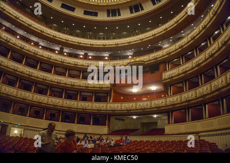 Interieur der Wiener Staatsoper. Die Wiener Staatsoper produziert 50-70 Opern und Ballette in rund 300 Aufführungen pro Jahr. Wien, Österreich, Europa Stockfoto