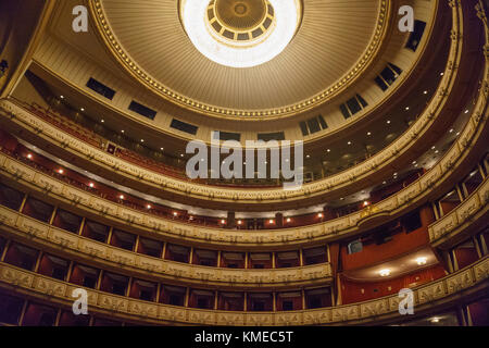 Interieur der Wiener Staatsoper. Die Wiener Staatsoper produziert 50-70 Opern und Ballette in rund 300 Aufführungen pro Jahr. Wien, Österreich, Europa Stockfoto