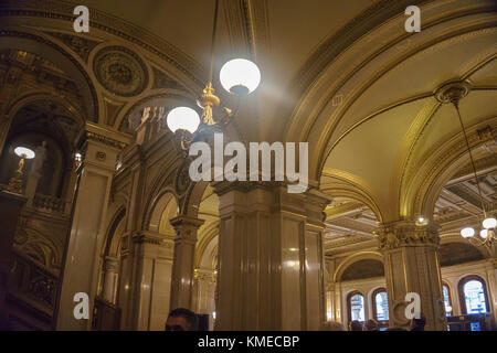 Interieur der Wiener Staatsoper. Architektonisches Design und Inneneinrichtung der berühmten Wiener Staatsoper in Wien, Österreich, Europa Stockfoto
