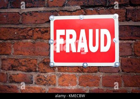 Handschrift Text Inspiration zeigt Betrug Konzept bedeutet Betrug Verbrechen Business Betrug geschrieben auf alten Ansage Straßenschild mit Hintergrund und Stockfoto