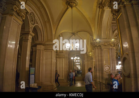 Interieur der Wiener Staatsoper. Architektonisches Design und Inneneinrichtung der berühmten Wiener Staatsoper in Wien, Österreich, Europa Stockfoto
