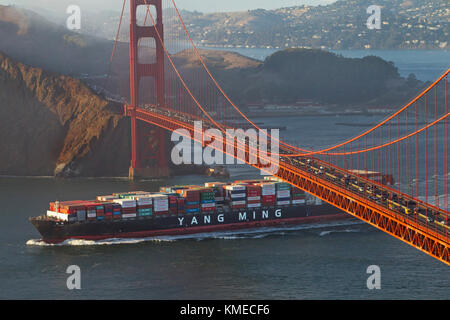 Frachter segelt unter der Golden Gate Bridge in San Francisco Bay, San Francisco, Kalifornien, USA Stockfoto