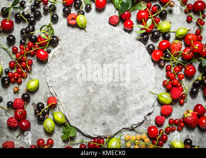 Rahmen von Waldbeeren mit freier Platz für Text. Auf dem Tisch aus Stein. Stockfoto