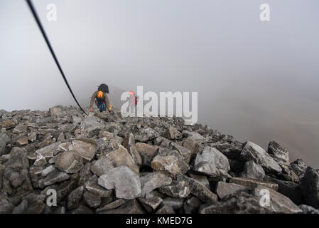 Eine Gruppe von bergsteigern Holding ein Seil auf einer felsigen Abschnitt, während auf den Nevado de Toluca Vulkan in Estado de Mexico, Mexiko hikking. Stockfoto