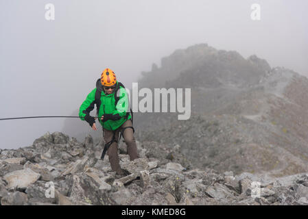 Ein Kletterer Holding ein Seil auf einer felsigen Abschnitt, während auf den Nevado de Toluca Vulkan in Estado de Mexico, Mexiko hikking. Stockfoto