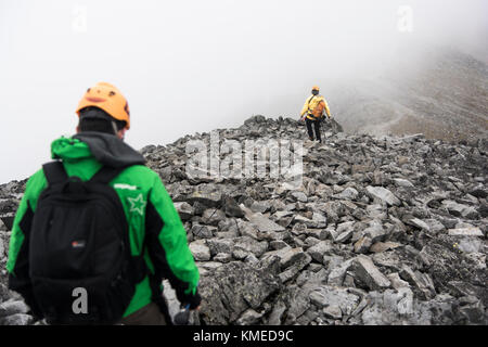 Zwei Kletterer hikking nach unten auf einen felsigen Abschnitt am Nevado de Toluca Vulkan in Estado de Mexico, Mexiko. Stockfoto