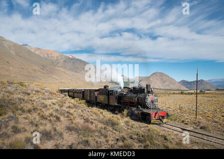 Wolken über dem Zug, der die Old Patagonian Express Bahn, Esquel, Chubut, Argentinien überquert Stockfoto