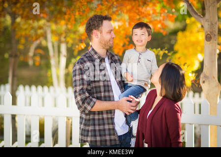 Outdoor Portrait von gemischten Rennen chinesisch und kaukasische Eltern und Kind. Stockfoto