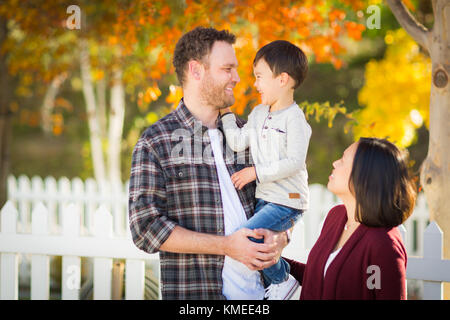 Outdoor Portrait von gemischten Rennen chinesisch und kaukasische Eltern und Kind. Stockfoto