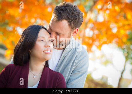 Im freien Fall Portrait von chinesischen und kaukasischen jungen Erwachsenen Paar. Stockfoto
