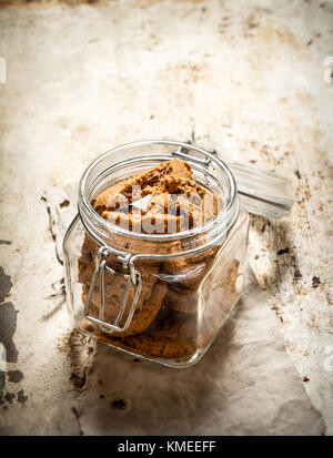 Oatmeal Cookies in einem jar. Auf einem alten rustikalen Hintergrund. Stockfoto