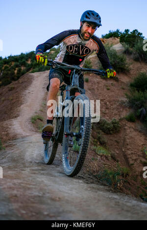 Portrait der männlichen Mountain Biker, Reiter Schweine zurück in der nähe von Durango, Colorado, USA Stockfoto