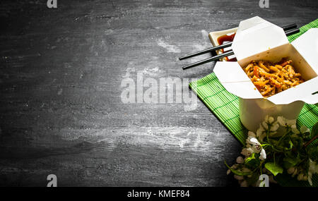 Chinesisches Essen. Nudeln mit Garnelen, Gemüse und Sesam mit Sojasauce. Stockfoto