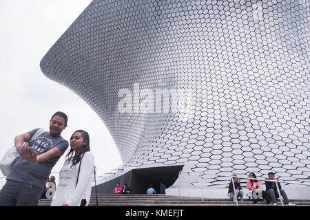 Moderne Architektur von Soumaya Museum und Besucher außerhalb, Mexiko-Stadt, Mexiko Stockfoto