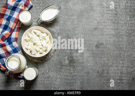 Milchprodukte auf den Stoff. Auf dem Tisch aus Stein. Stockfoto