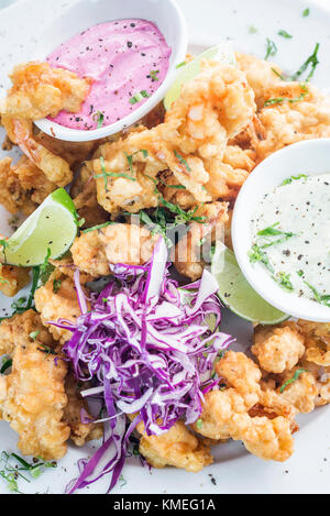 Gourmet calamari tempura Tintenfisch mit Tzatziki und eingelegte Rote Bete sauce Essen Stockfoto