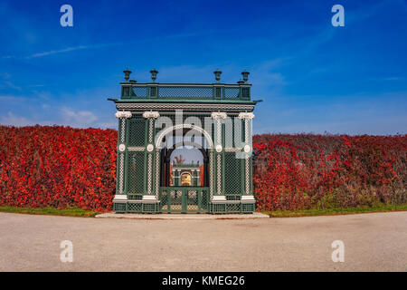 Umgeben von Gärten und der Umgebung des berühmten Schlosses Schönbrunn in Wien in Österreich, Europa. Stockfoto