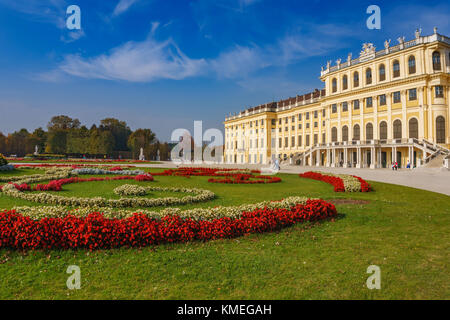 Umgeben von Gärten und der Umgebung des berühmten Schlosses Schönbrunn in Wien in Österreich, Europa. Stockfoto