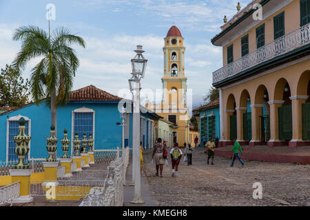 Der Glockenturm von Iglesia y Convento de San Francisco, abgebildet von der Plaza Mayor in Trinidad, Kuba. Stockfoto