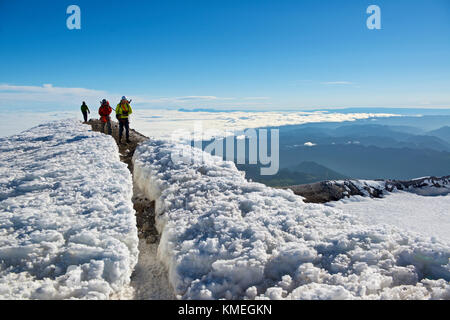 Gruppe von drei Bergsteiger auf Freiheit Kappe am Gipfel des Mount Rainier, Mount Rainier National Park, Washington State, USA Stockfoto