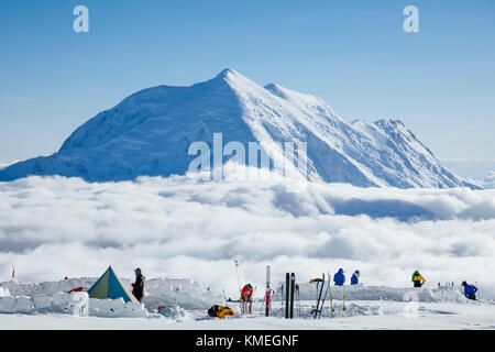 Menschen und Zelte im Camp am Denali, Denali National Park, Alaska, USA Stockfoto