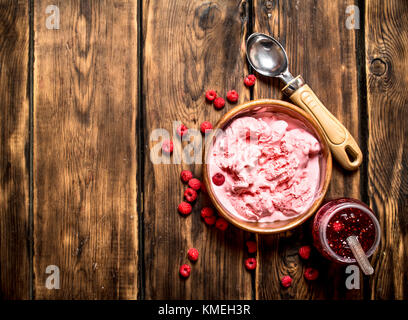 Eis und Marmeladen aus wilden Himbeeren. Auf einem Holztisch. Stockfoto