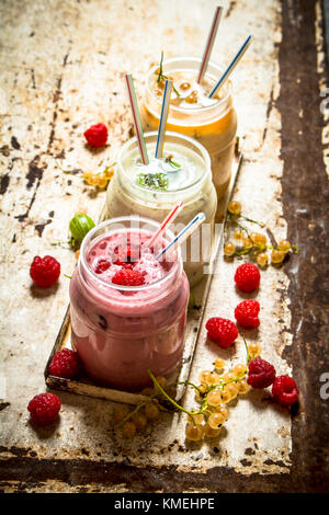 Berry Smoothie Stachelbeeren, Himbeeren und weiße Johannisbeeren. Auf rustikalen Hintergrund. Stockfoto