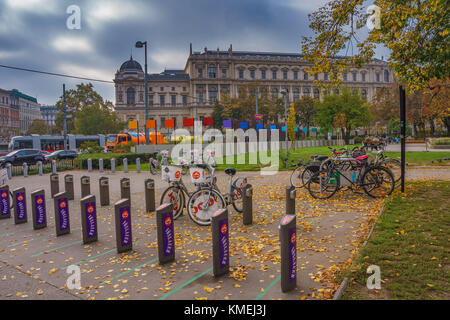 Fahrradverleih in den Straßen von Wien. Wien hat über 120 Stationen mit Fahrräder zu mieten. Stockfoto