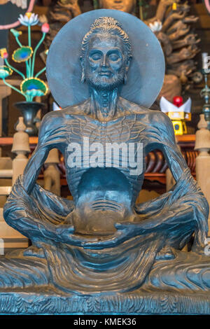 Kamakura, Japan - 9. August 2017: Fasten Buddha Skulptur aus Pakistan bei Hatto (Hörsaal) oder Dharma Hall bei Kencho-ji-Tempel komplex. Stockfoto