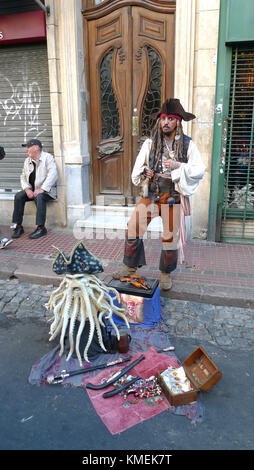 Einen Überblick über die Atmosphäre eines Captain Jack Sparrow Charakter am 14. September 2012 in Buenos Aires, Argentinien. Foto von Barry King/Alamy Stockfoto