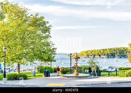 Bar Harbor, USA - Juni 8, 2017: Spritzwasser Brunnen in der Innenstadt von Dorf agamont Park im Sommer mit Kindern Familie spielen, Laufen, Wandern, si Stockfoto