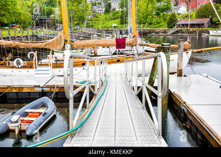 Rockport, USA - Juni 9, 2017: leere Marina Hafen in einem kleinen Dorf in Maine bei Regen mit Booten und Blick auf die Innenstadt, Rampe zu Segelboot Stockfoto