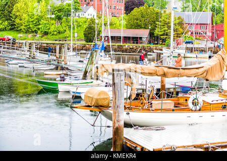 Rockport, USA - Juni 9, 2017: leere Marina Hafen in einem kleinen Dorf in Maine bei Regen mit Booten und Blick auf die Innenstadt, verankerte viele Segelboot angedockt Stockfoto