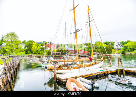 Rockport, USA - 9. Juni 2017: Leerer Yachthafen in einem kleinen Dorf in Maine bei Regen mit Booten und Blick auf die Innenstadt, viele Segelboote ankerten vor Anker Stockfoto