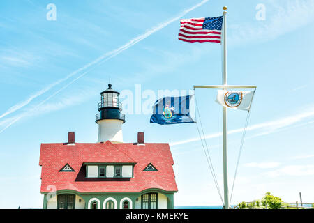 Portland Head Lighthouse und Museum in Fort Williams Park in Maine im Sommer Tag mit Cliff und Flags Stockfoto